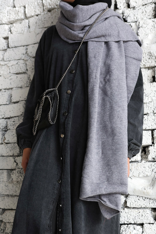 The Knitted Scarf in Grey