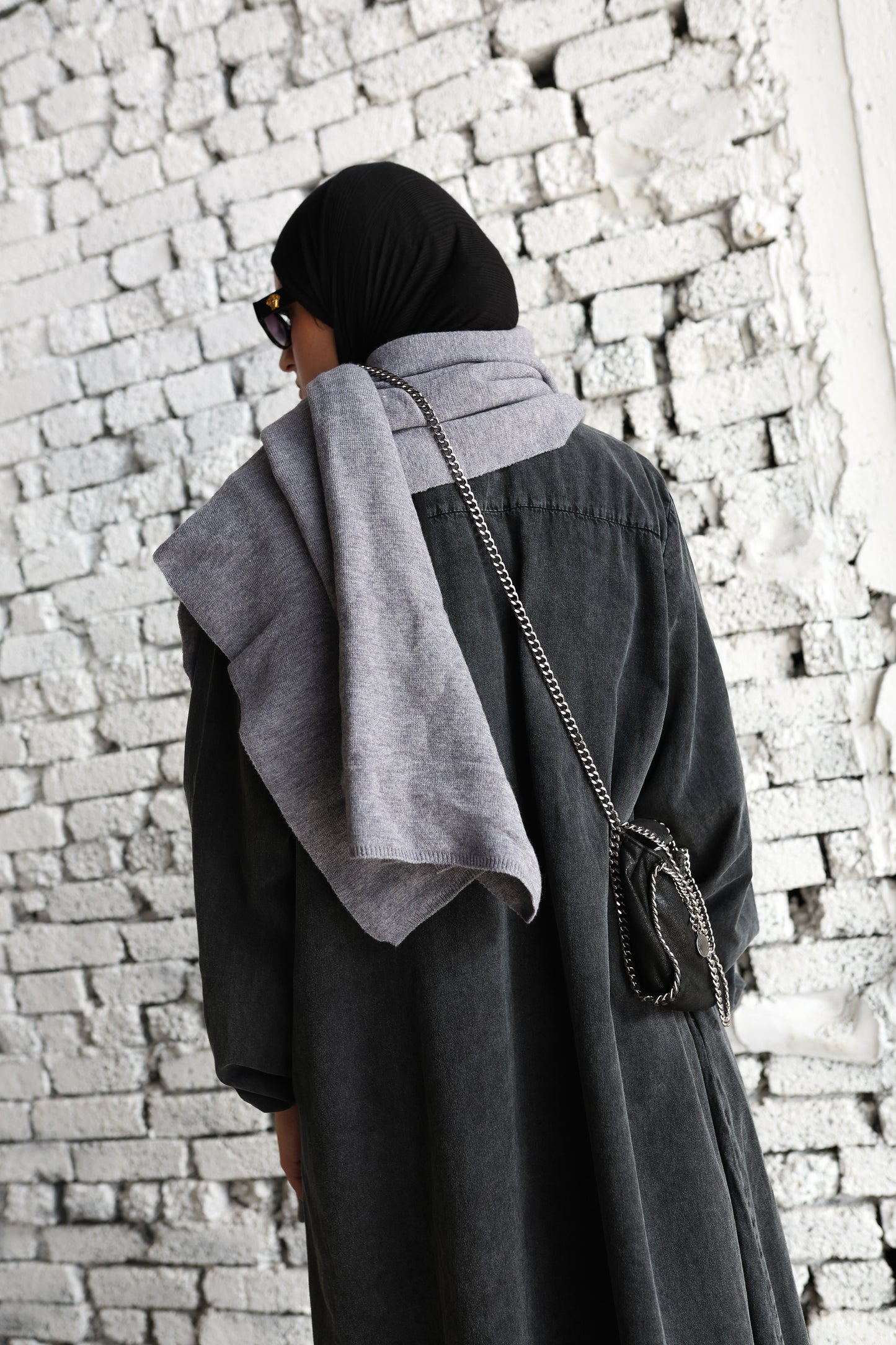 The Knitted Scarf in Grey